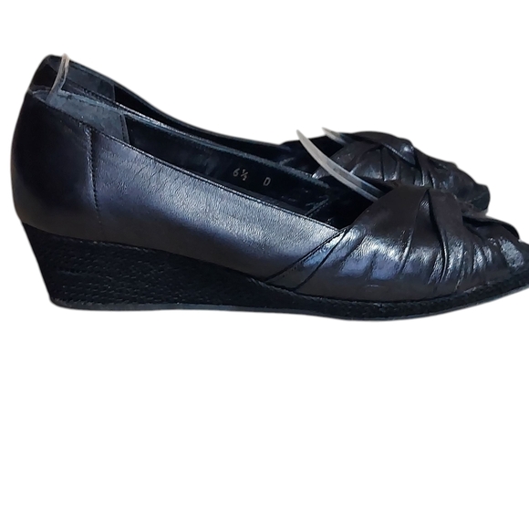 Sesto Meucci Black Flats with Pleated Design - Picture 3 of 15